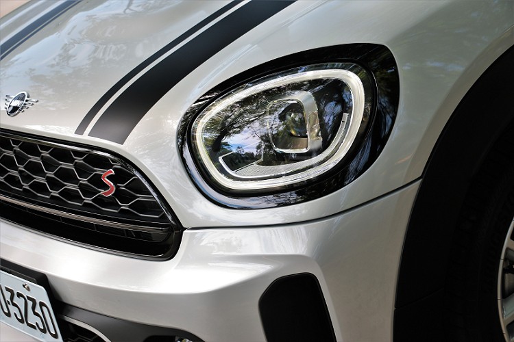 經典鍍鉻外框包覆的全新設計LED頭燈(含轉向輔助燈),將方向指示燈功能整合於環形LED日行燈組。