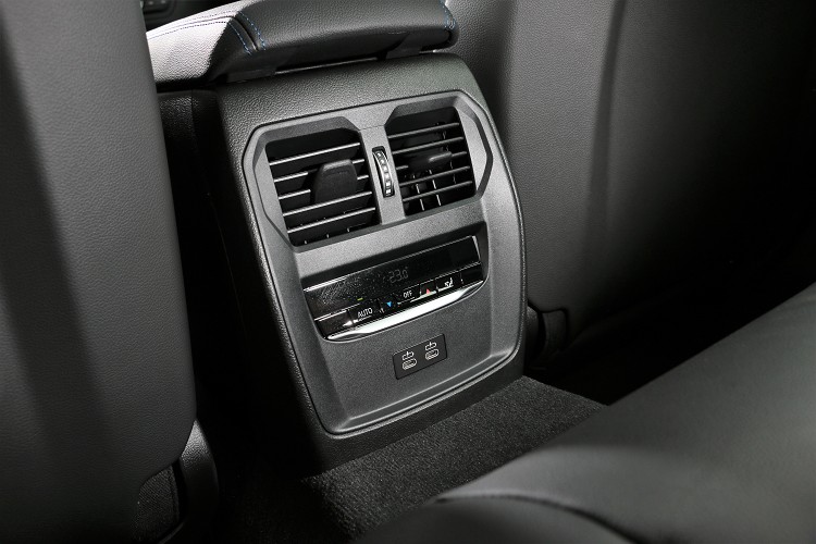 後座也有恆溫空調,提升後座乘坐舒適性。