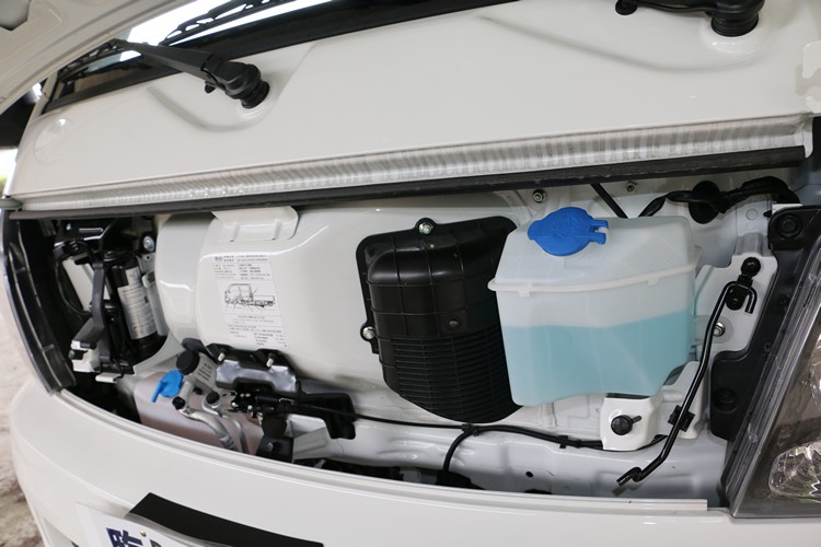卡旺的引擎位在前座位下方,車頭蓋掀開就能進行簡單的油水保養。