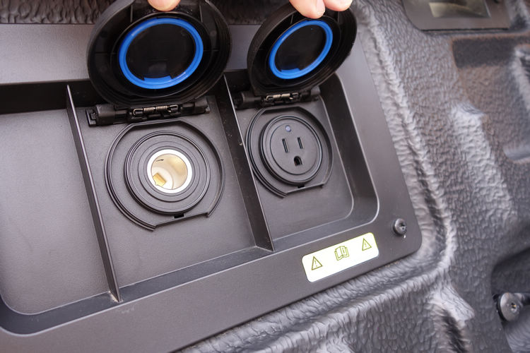 貨斗設置12V和120V電源插座,方便專業工作者或野營設備使用。