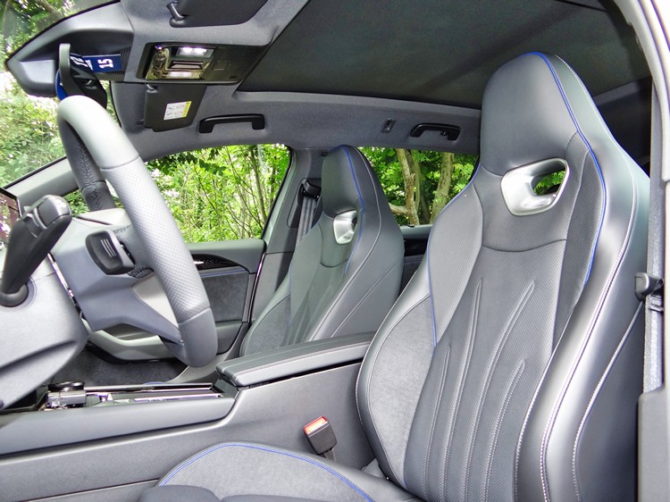 運動化跑車座椅採用一體式椅背設計,雙前座還標配通風和按摩功能。