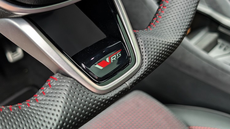 三輻式運動方向盤上少不了RS銘牌