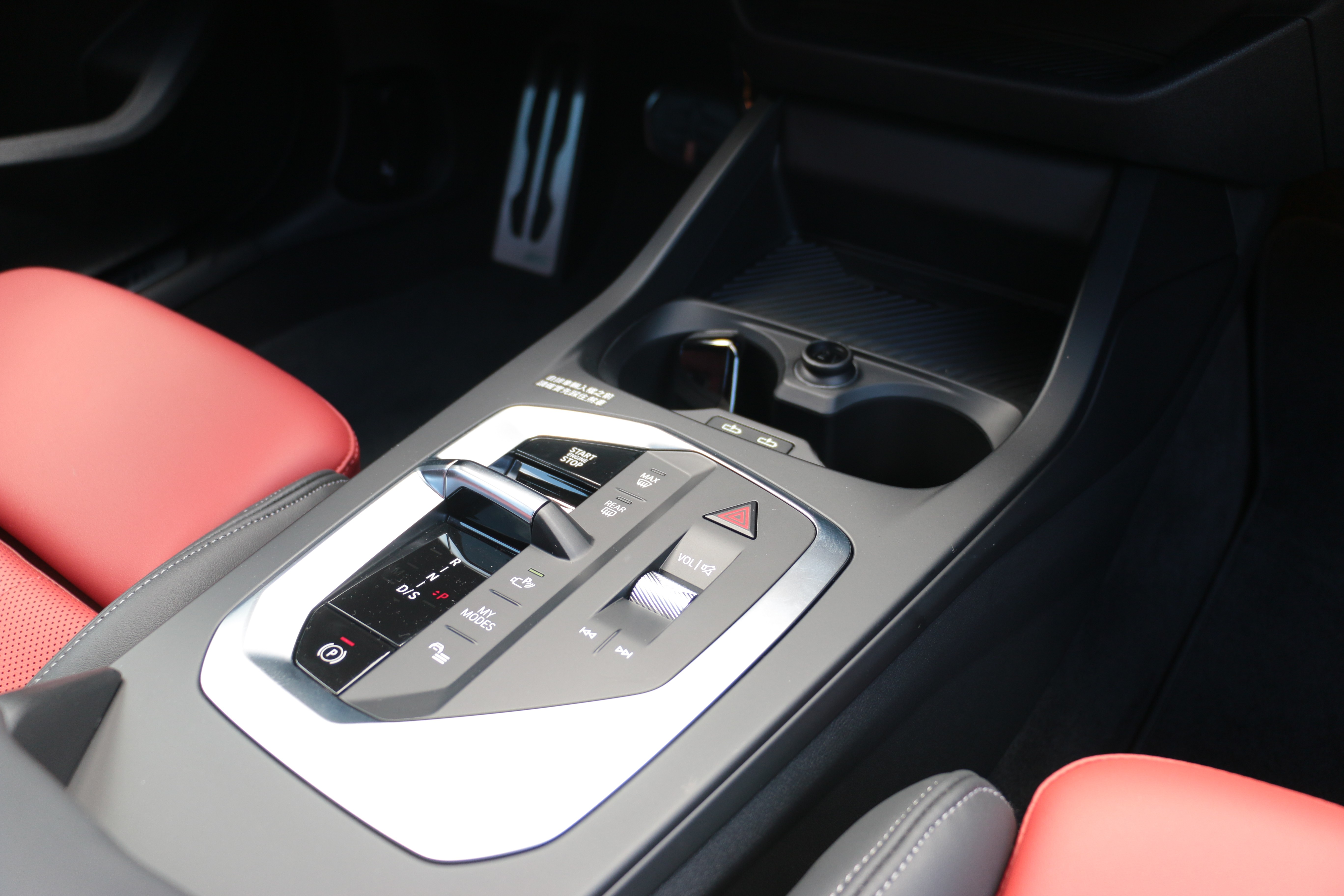 現今已鮮少看到實體排檔桿，都被撥鍵或者按鈕給取代。