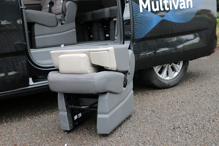 Multivan 的座椅設計兼具輕量化與快速拆卸機制。