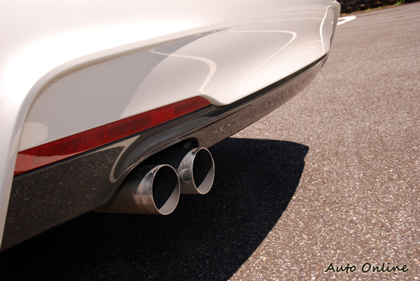 後保桿加裝烤漆黑下飾板,排氣管為單邊雙出,搭配刻有M Power的鍍鉻飾管。