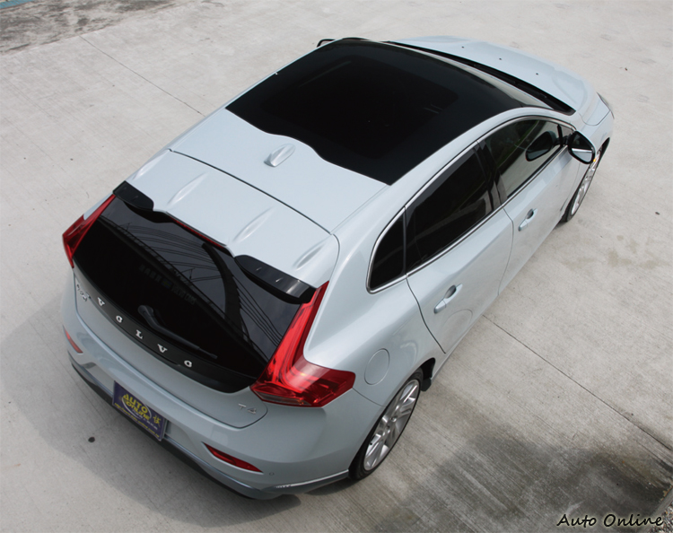 透過全景式天窗的選用巧妙地降低頭部壓迫感,光線也得以穿透車室。