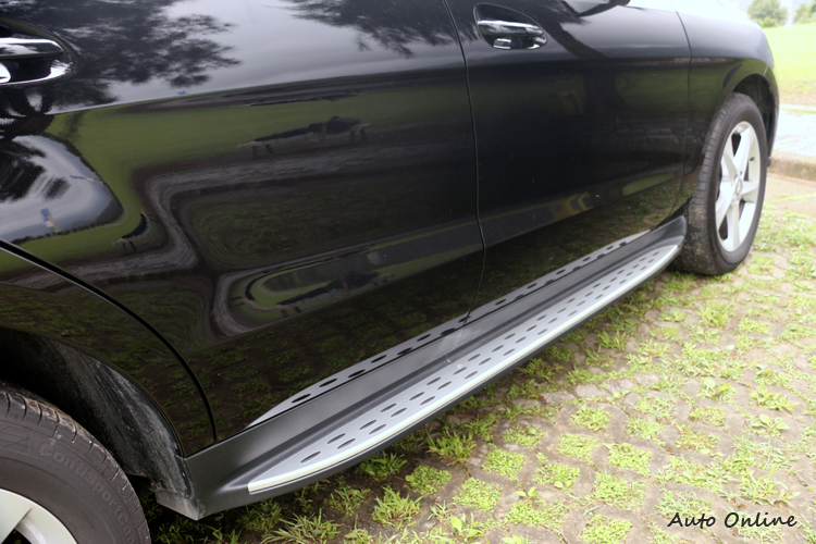 車側鋁合金踏板增加LSUV上下車方便性,ML 400屬標準配備。