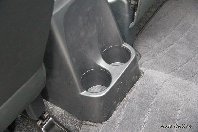 後座置杯座設於中央扶手後方。