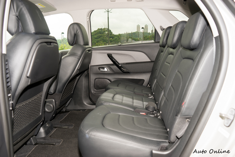 後座全平坦地面中央座位乘客應該特別有感。