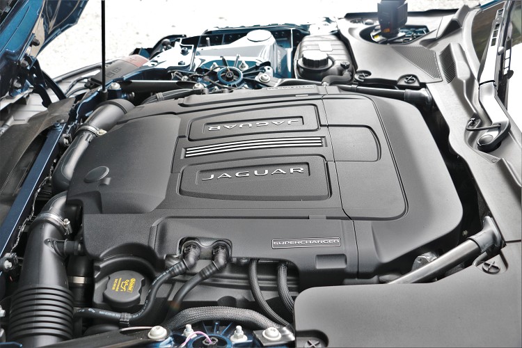 這顆大排量5.0升V8機械增壓引擎,最大馬力調整為450匹/6,000rpm,最大扭力有59.1公斤米/5,000rpm。