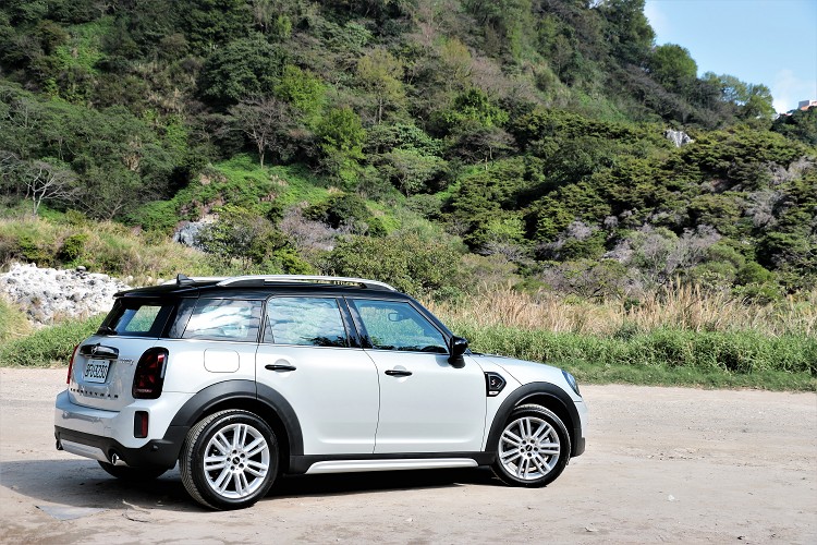 全新專屬車色Sage Green,似灰如綠的獨特色調,亦同步推出巧緻而俐落的新色White Silver,讓消費者能打造專屬於自己的MINI。