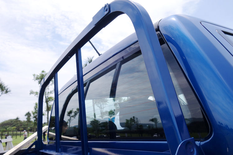 XLT於貨斗前方設置柵欄,避免大型貨物侵入座艙造成損傷。