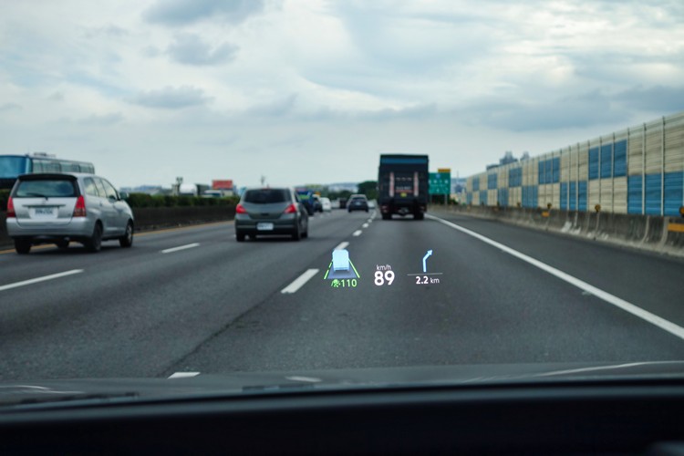 投影式抬頭顯示器為R-Line車型標準配備,包含車速、駕駛輔助和導航資訊都會一併呈現。