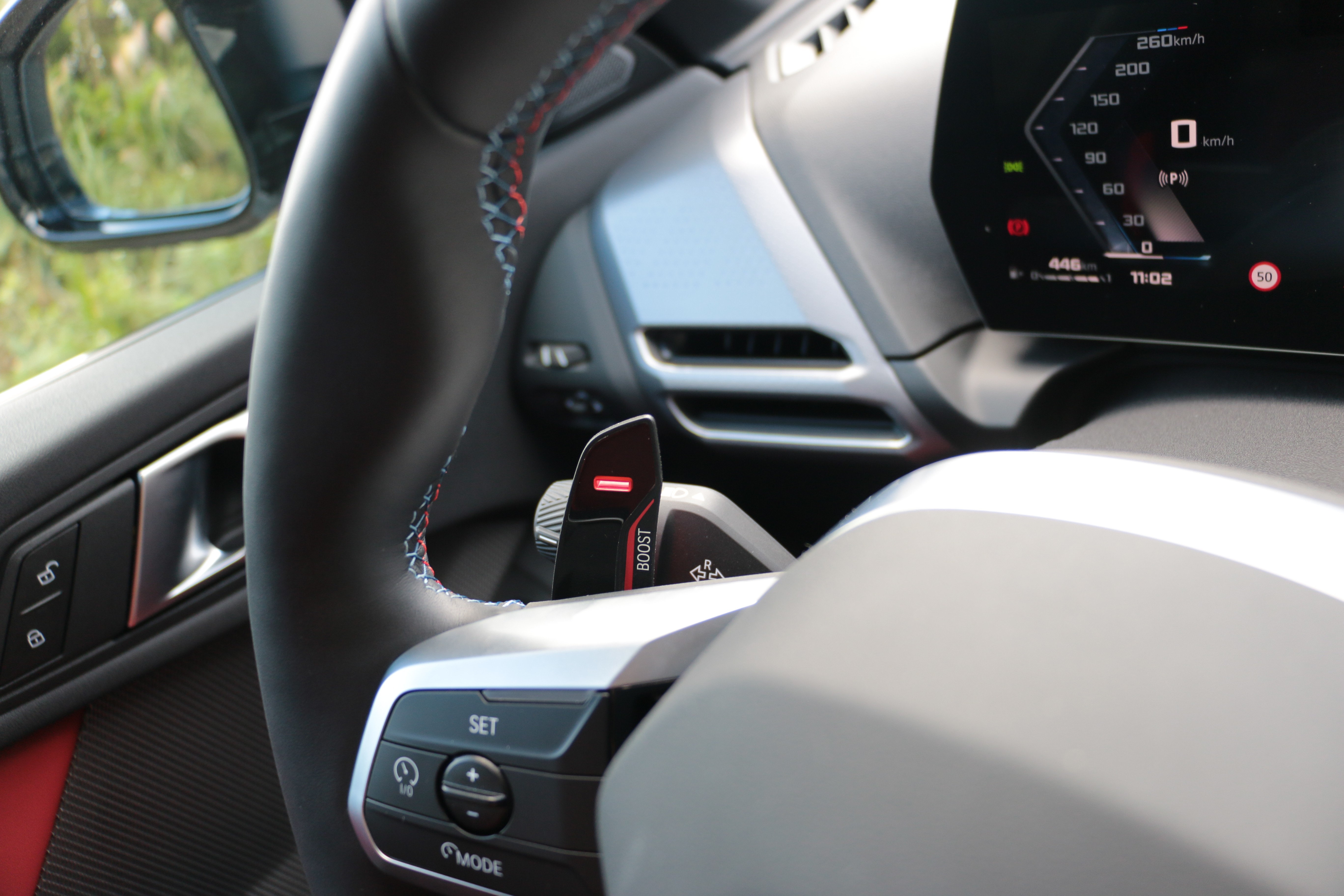 長按降檔撥片，會進入十秒的超增壓模式。