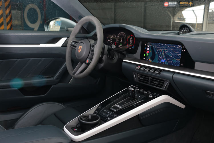 內裝很有戰鬥感，在Porsche品牌的精神下盡可能做出現代感。