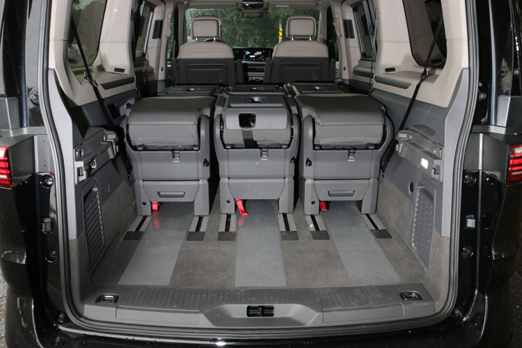 第二排與第三排座椅能彈性利用，不論是載物或者載人都可以彈性調整。