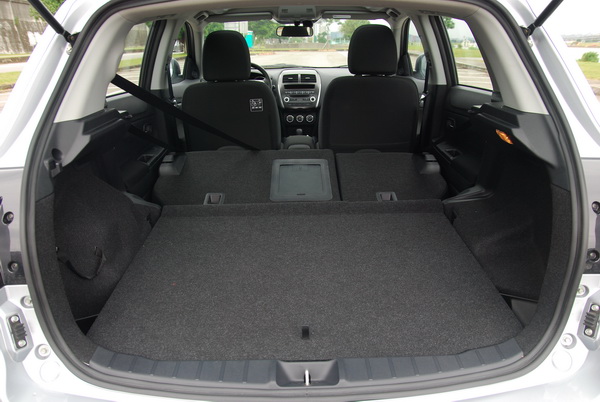 將後座椅向前攤平,ASX隨即變身成為多用途的車輛。