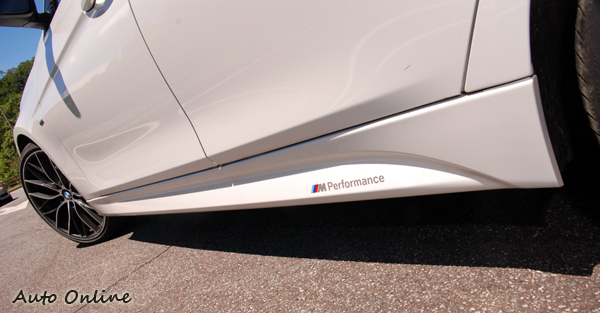 加裝M Performance側裙之後,將車身視覺放低,整體感覺更加動感。