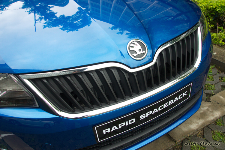 廠徽二側向後延伸的引擎蓋折線帶出車鼻般的隆起造型。