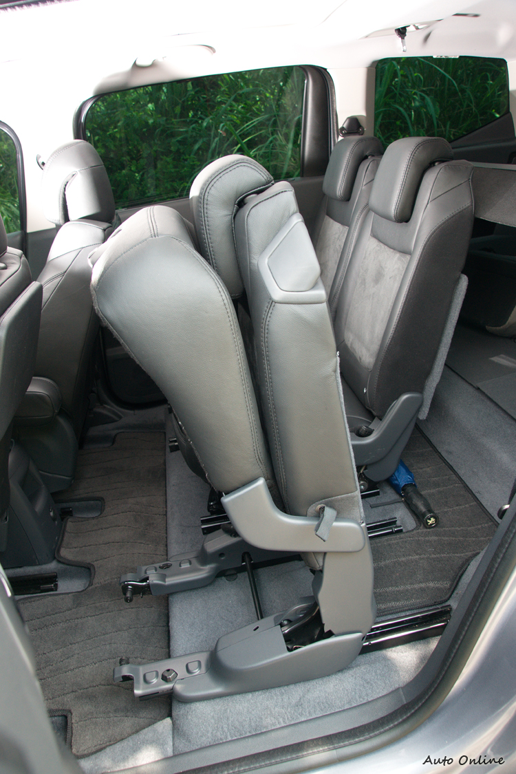 撥壓椅背肩部的撥板就可將椅子在翻起椅墊狀態下向前滑移。