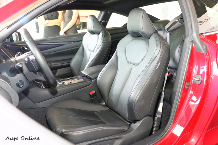 前座搭載的一體成型跑車化座椅,更符合人體工學設計。