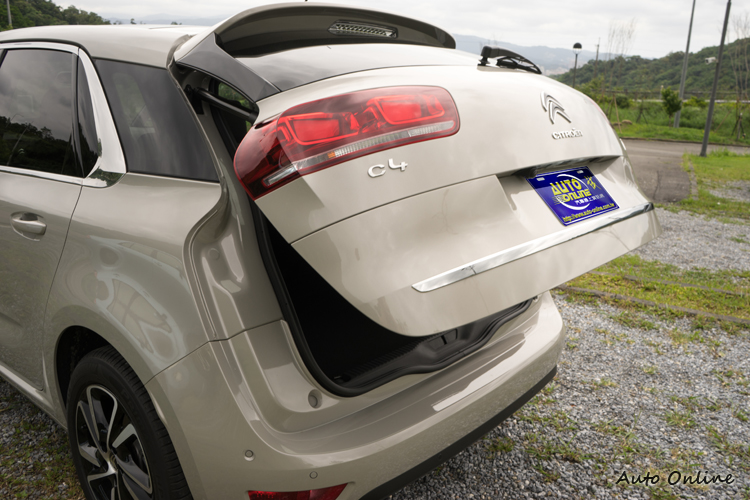 部分車型標配電動啟閉尾門。