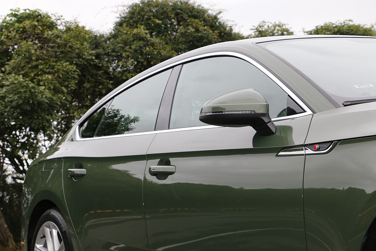 兩側向後延伸的波浪肩線是車側最具可看性的設計,同時也打造出強烈的視覺張力。