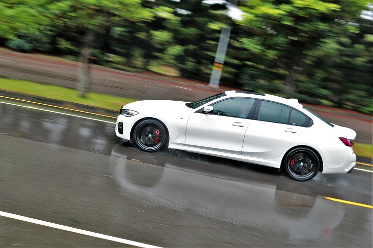 搭配Steptronic運動化八速手自排變速箱,達成0-100 km/h加速僅需5.8秒。