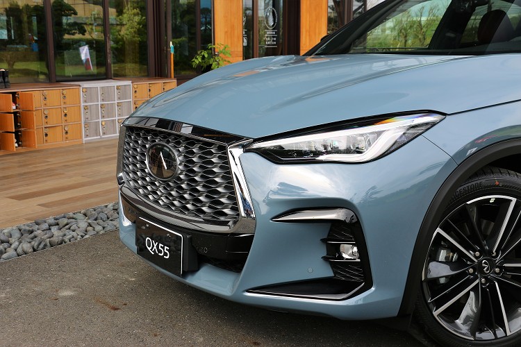 車頭採用「日藝摺紙格柵」,交錯堆疊出優雅網格,搭配雙弓式水箱護罩造型,營造出絕美日系風格。