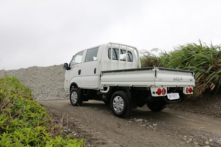 四輪傳動可解決行駛於抓地力較差的路面,避免後輪打滑或爬不上去的情形。