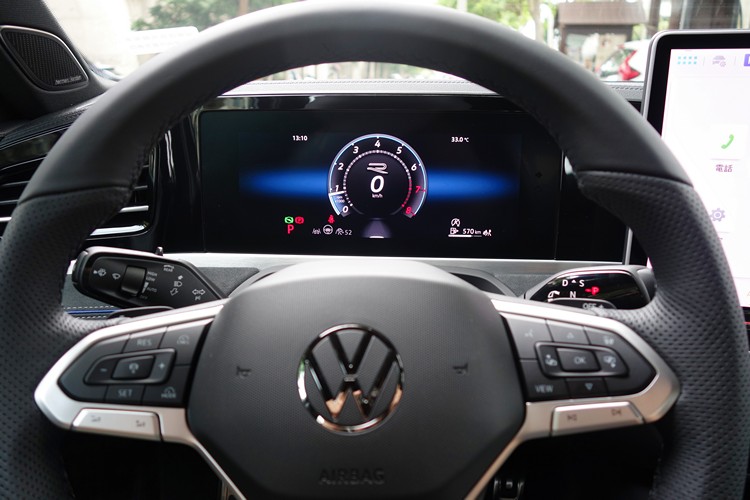 數位儀表可切換不同顯示模式,調整設置也相當容易。