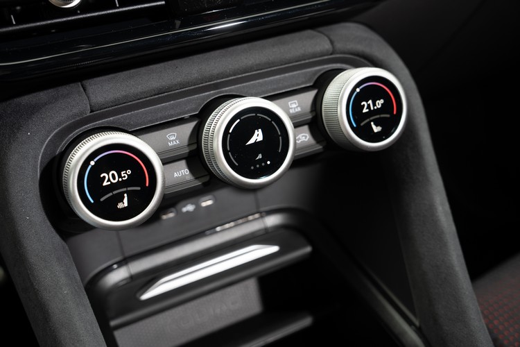 相較於標準車型,中央的智慧旋鈕多出駕駛模式的切換功能