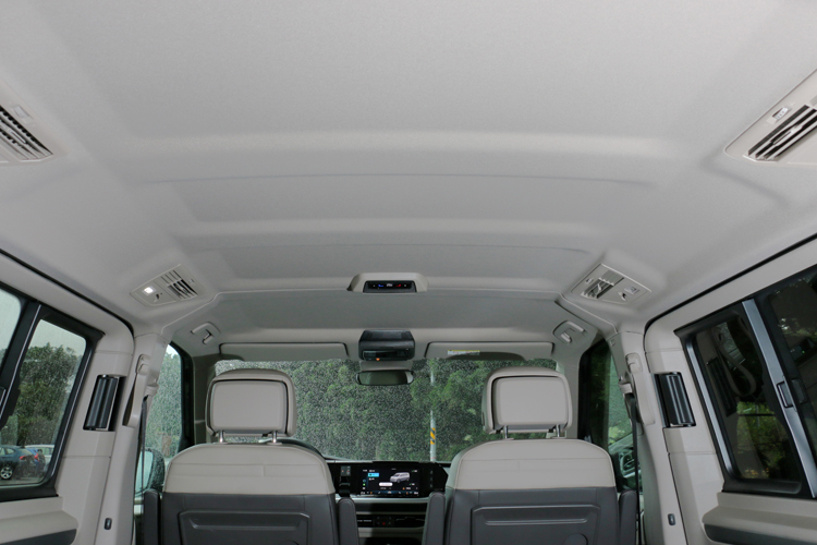 車內配置的三區恆溫空調能依不同區域調整溫度，讓每一位乘客都能維持最舒適的環境。