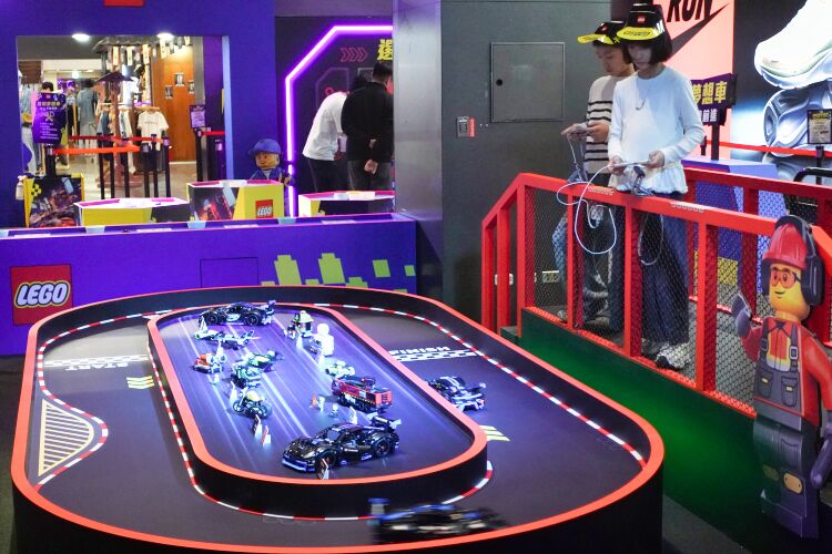 「賽道挑戰區」操控賽車體驗速度競逐的刺激快感。