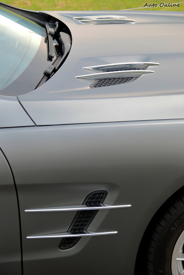 從第四代SL開始再度啟用車側通風口設計之後,如今已經為SL最具代表性的特徵。