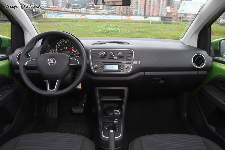 Citigo內裝樸實但不簡陋,該有的配備一應俱全。