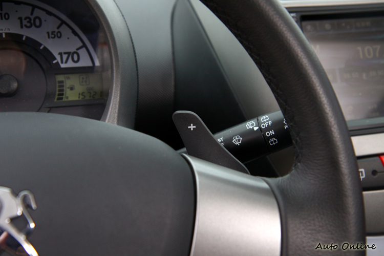 107方向盤上有配置換檔撥片,是最大優勢。