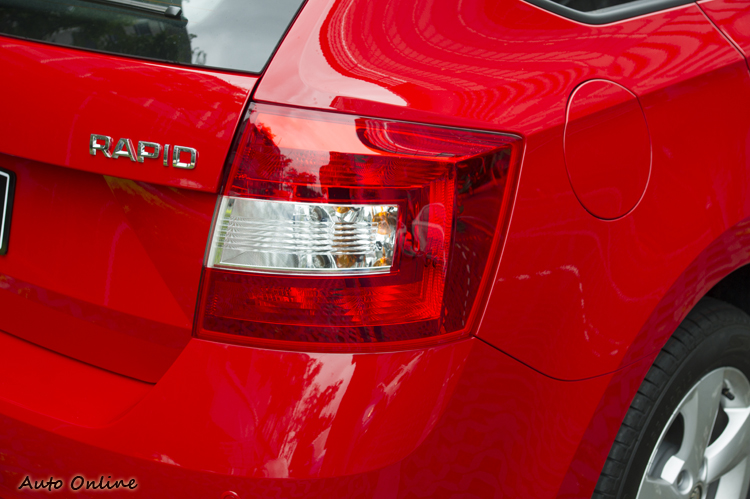 方正的C字形尾燈與尾門切面造型規矩卻很耐看。