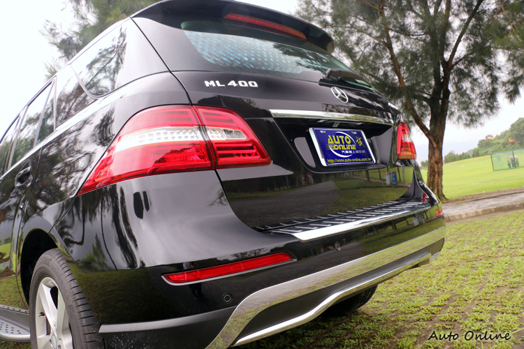 車尾同樣利用鍍鉻與車頭相互輝映,不過尾燈只部分為LED光源。