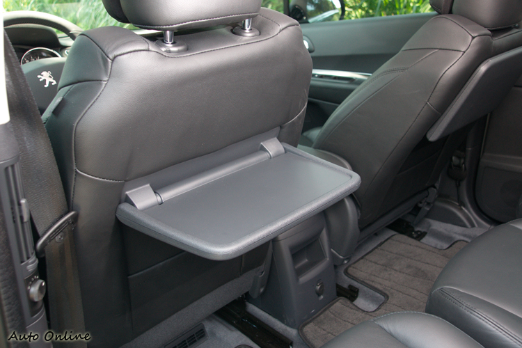 前座椅背附有餐桌,法系車常見。