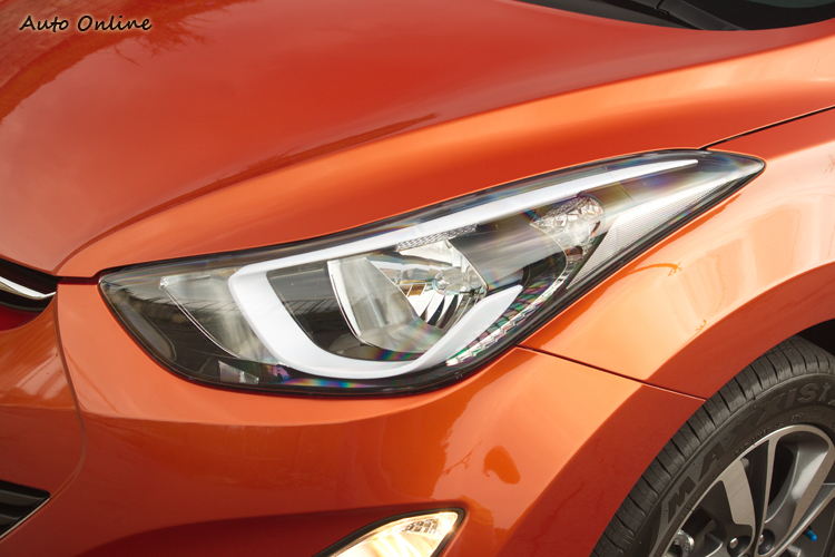 頭燈內部燈組追加了一道LED日行燈眉。