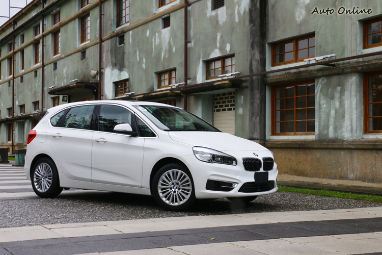 與最大假想敵B-Class來比較2AT在外觀上更顯年輕,帶點鋼砲車款的味道。