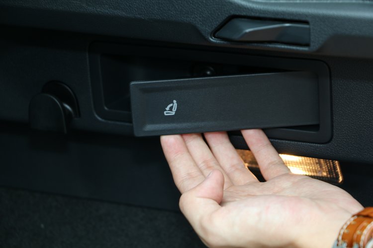 行李廂的快速釋放椅背拉柄,讓調整行李空間變得更輕鬆。