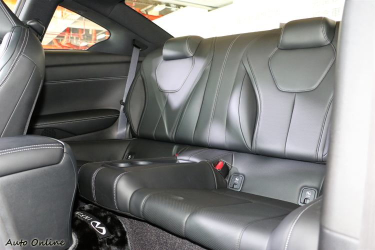 後座空間受到車頂影響,頭部有強烈的壓迫感。