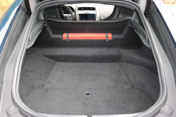 後廂空間不算太大,但就以兩人出遊出遊行李勉強應付得來。