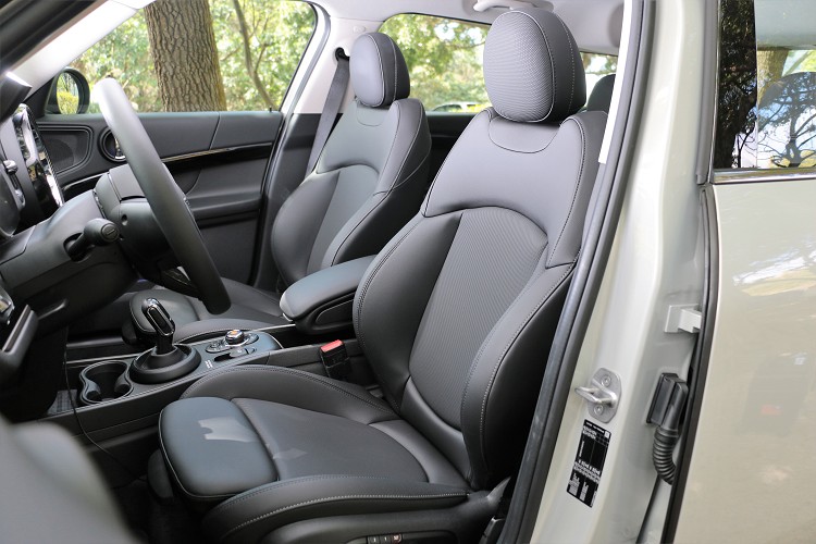 車內以細膩講究的英倫工藝與出色用料品質打造的座艙空間,採用包覆性與支撐性極佳的跑車式座椅,兼具舒適性與造型美學。