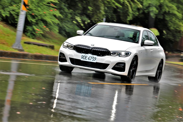 標配的M款跑車化電子懸吊系統能隨時調整模式,帶來最適合當下路況的車輛調性,兼顧舒適與運動的兩種靈魂。