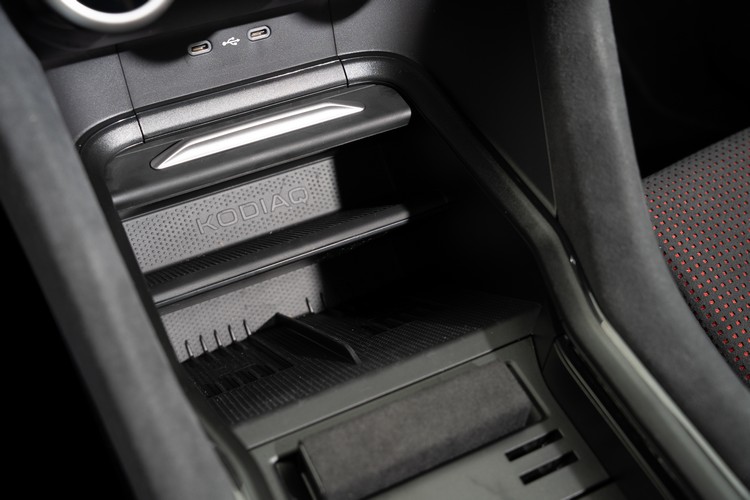 中控台下方置物格可提供兩支智慧手機無線充電