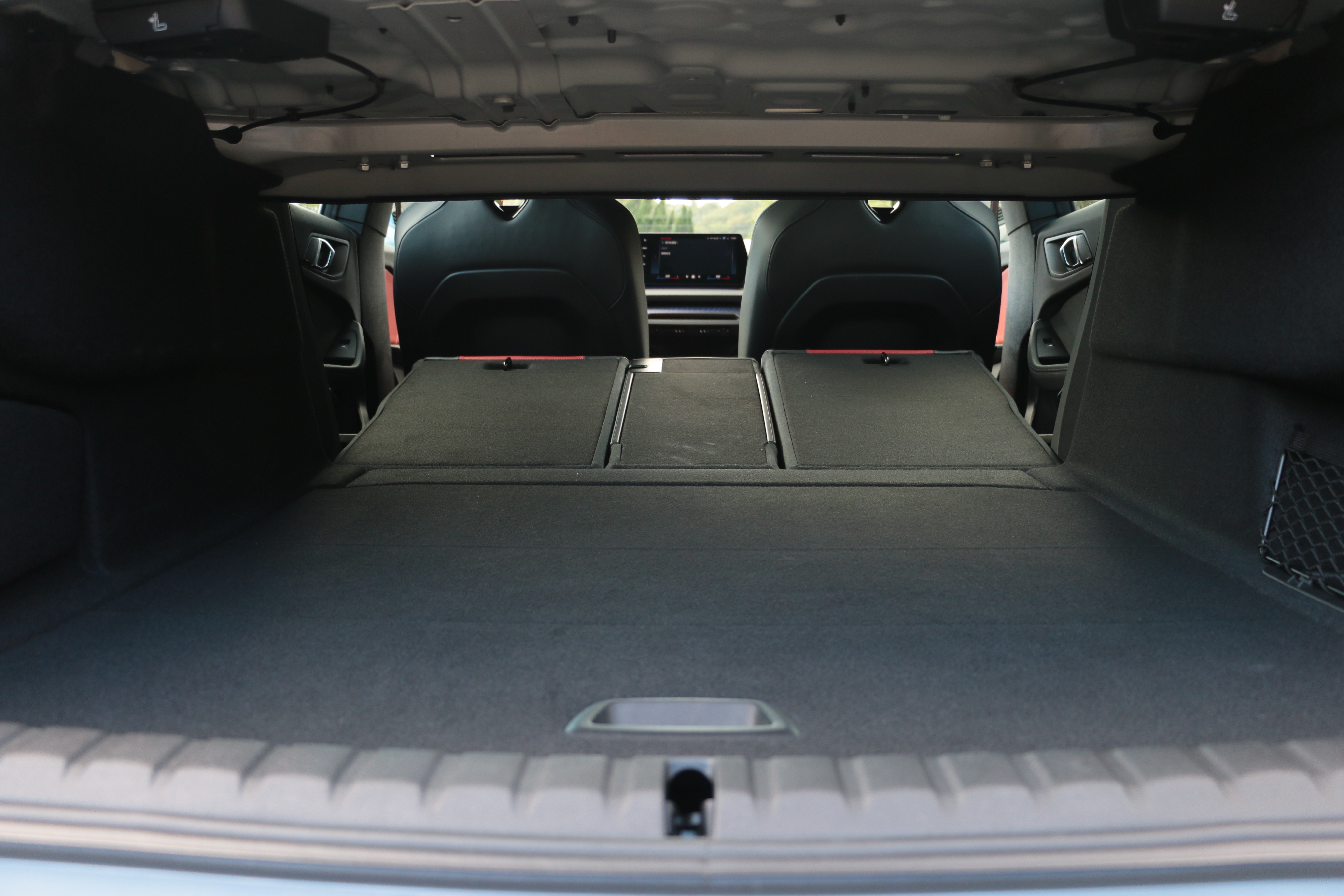 以四門轎車來看，行李廂空間還算充足，後座椅背支援4:2:4分離傾倒。