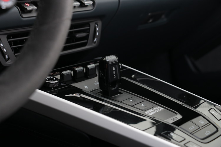 小巧可愛的排檔撥桿，在911上面顯得有些突兀。